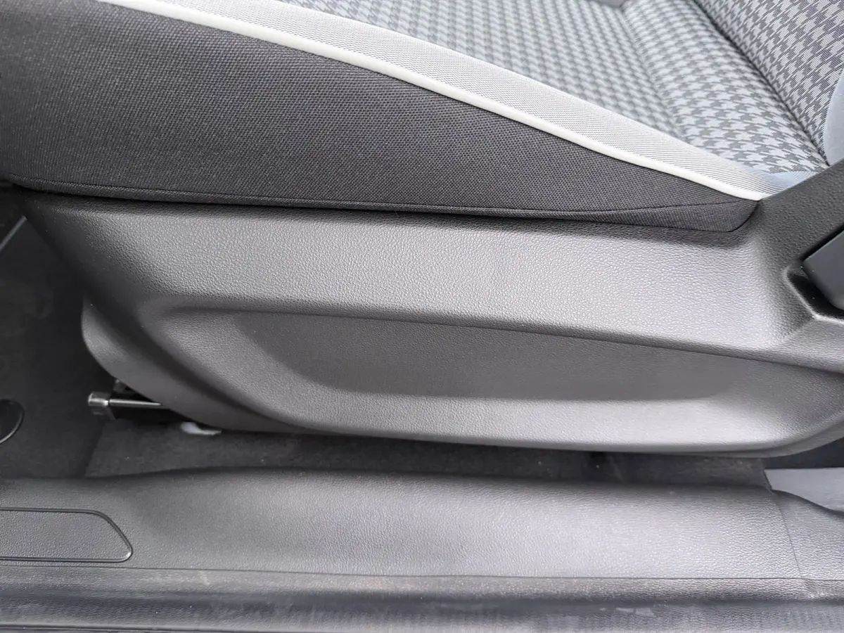 ICON | 10,25" touchscreen radio met Bluetooth, DAB & USB | Automatische airconditioning | Isofix bevestigingspunten op de achterstoelen