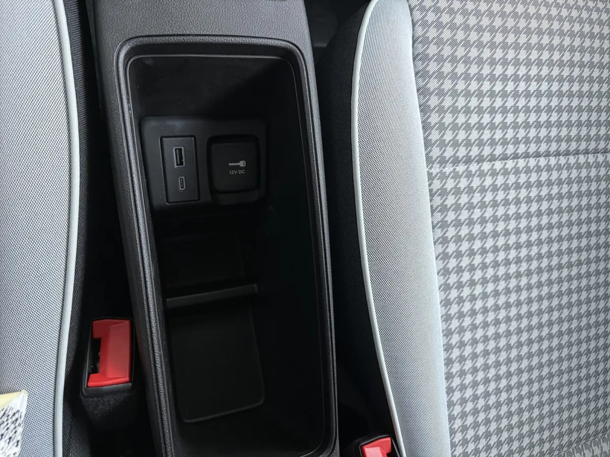 ICON | 10,25" touchscreen radio met Bluetooth, DAB & USB | Automatische airconditioning | Isofix bevestigingspunten op de achterstoelen
