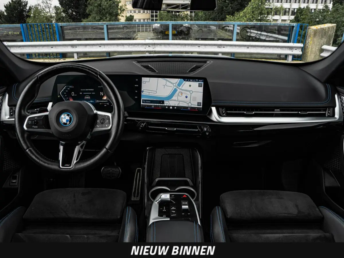 eDrive20 67 kWh M Sport | SOH 100% | Trekhaak | Harman/Kardon | Keyless | LED | Camera | Navigatie | 18"