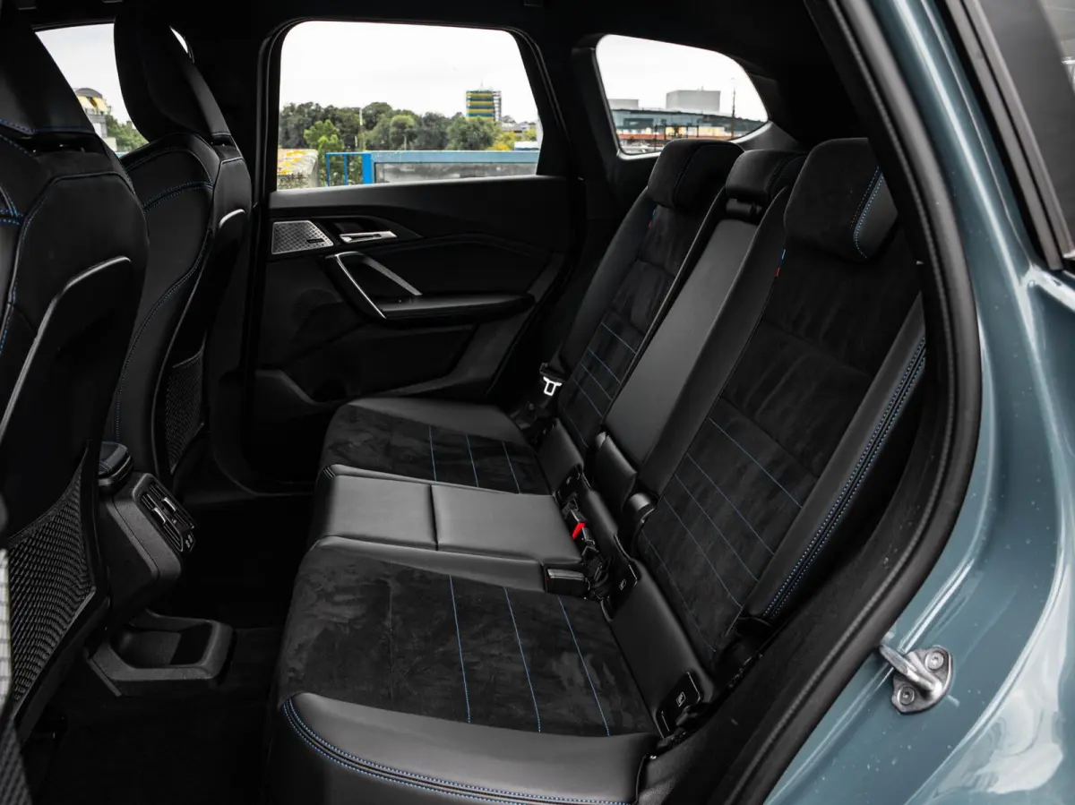 eDrive20 67 kWh M Sport | SOH 100% | Trekhaak | Harman/Kardon | Keyless | LED | Camera | Navigatie | 18"