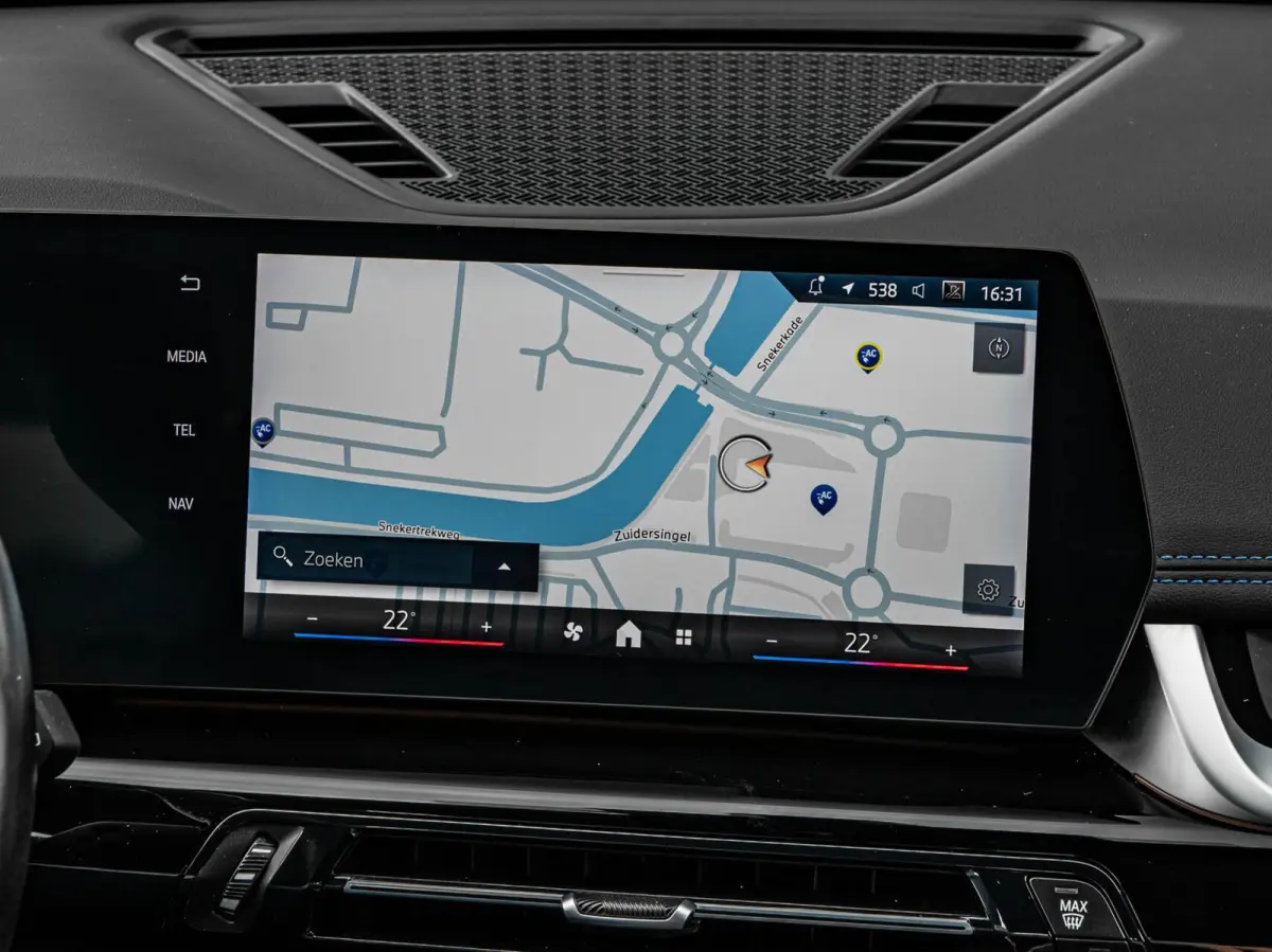 eDrive20 67 kWh M Sport | SOH 100% | Trekhaak | Harman/Kardon | Keyless | LED | Camera | Navigatie | 18"