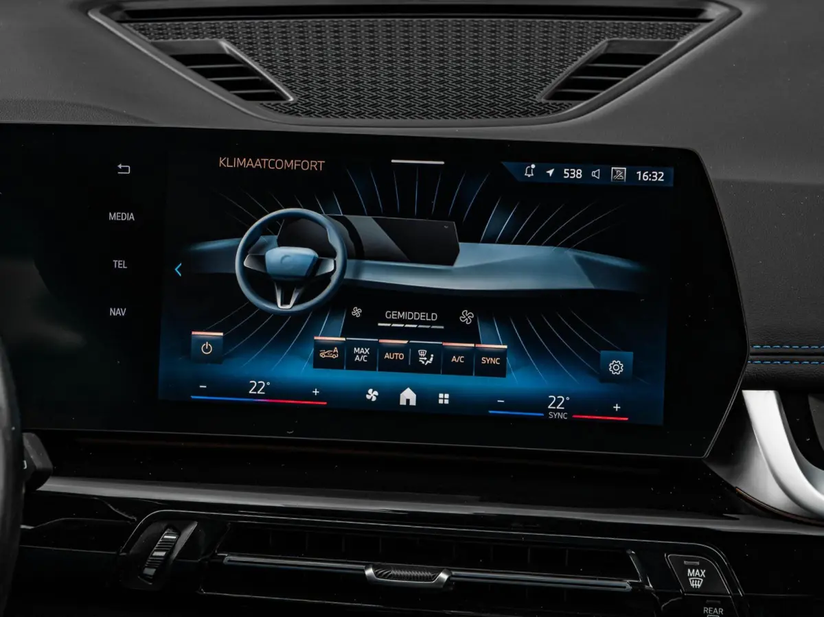 eDrive20 67 kWh M Sport | SOH 100% | Trekhaak | Harman/Kardon | Keyless | LED | Camera | Navigatie | 18"
