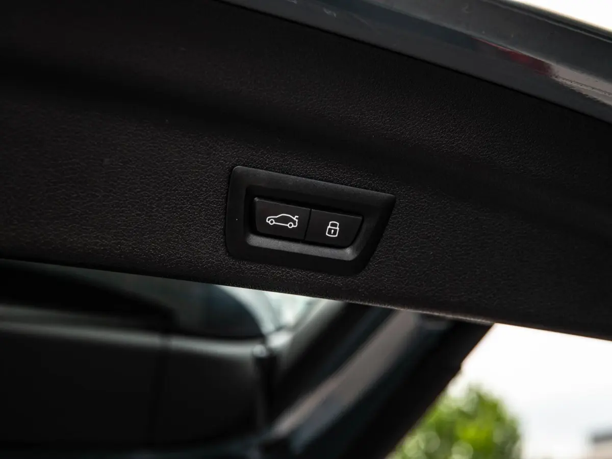 eDrive20 67 kWh M Sport | SOH 100% | Trekhaak | Harman/Kardon | Keyless | LED | Camera | Navigatie | 18"