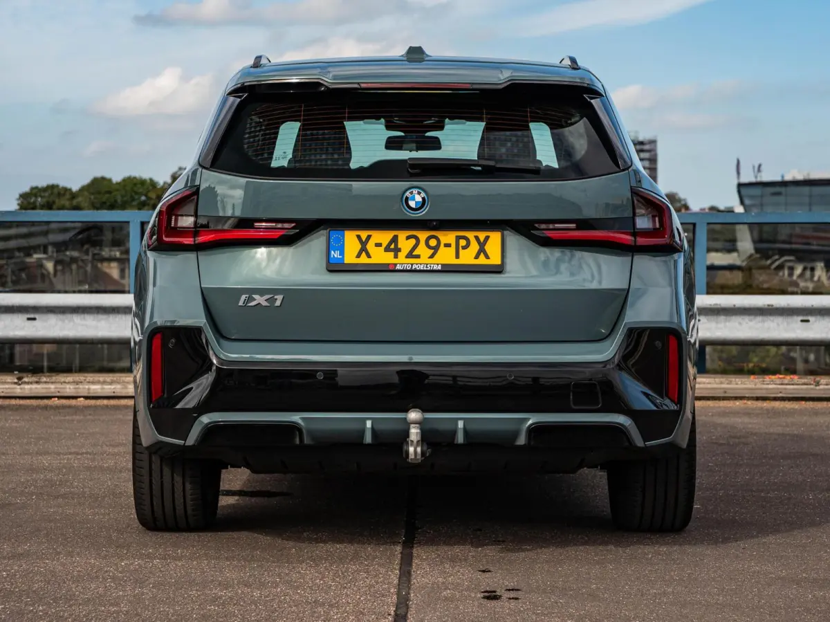eDrive20 67 kWh M Sport | SOH 100% | Trekhaak | Harman/Kardon | Keyless | LED | Camera | Navigatie | 18"