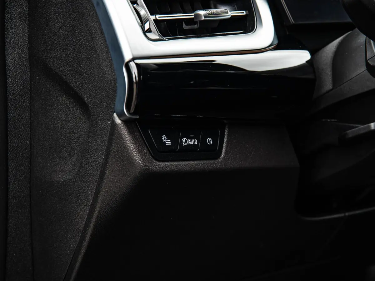 eDrive20 67 kWh M Sport | SOH 100% | Trekhaak | Harman/Kardon | Keyless | LED | Camera | Navigatie | 18"