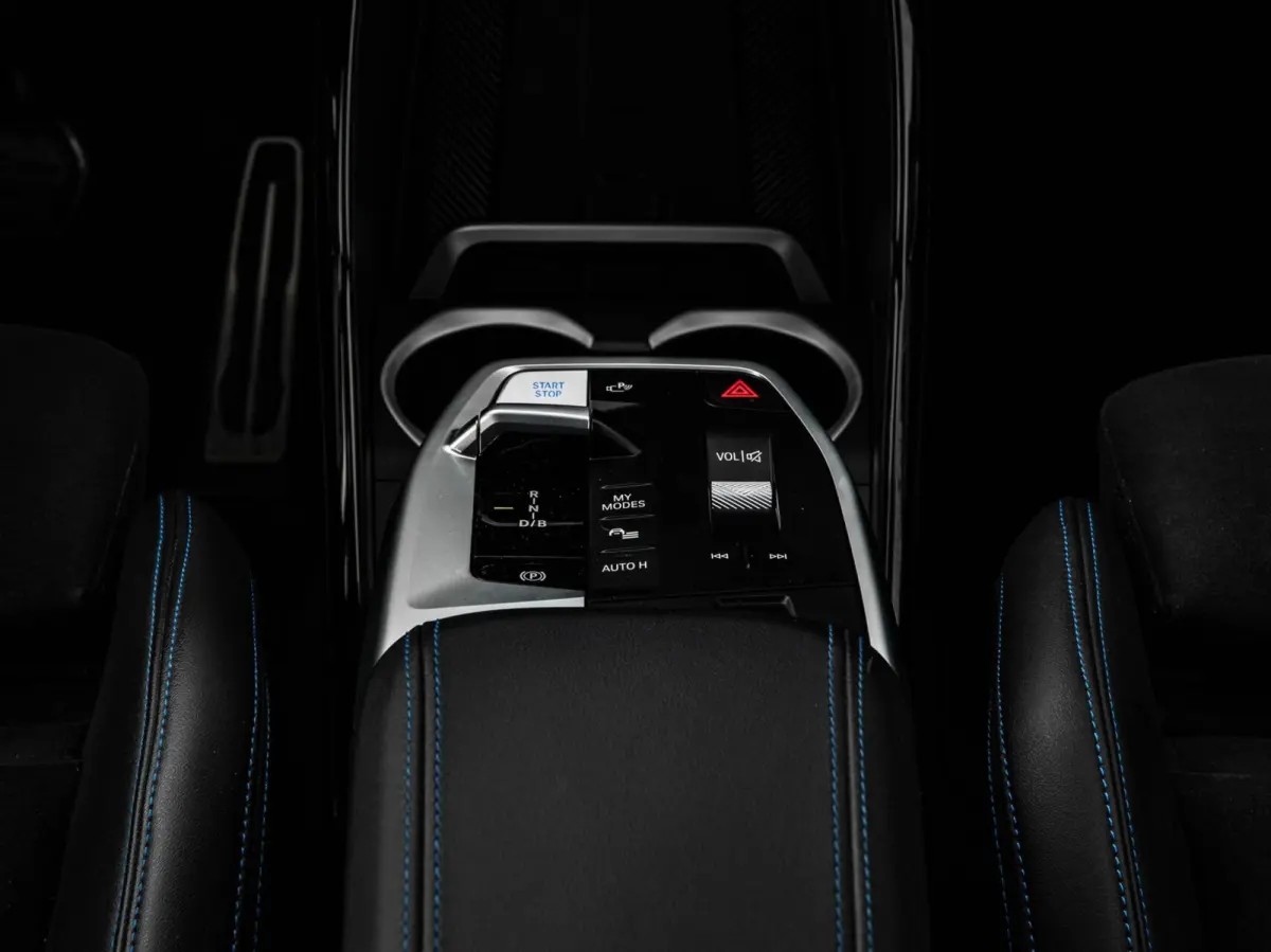 eDrive20 67 kWh M Sport | SOH 100% | Trekhaak | Harman/Kardon | Keyless | LED | Camera | Navigatie | 18"