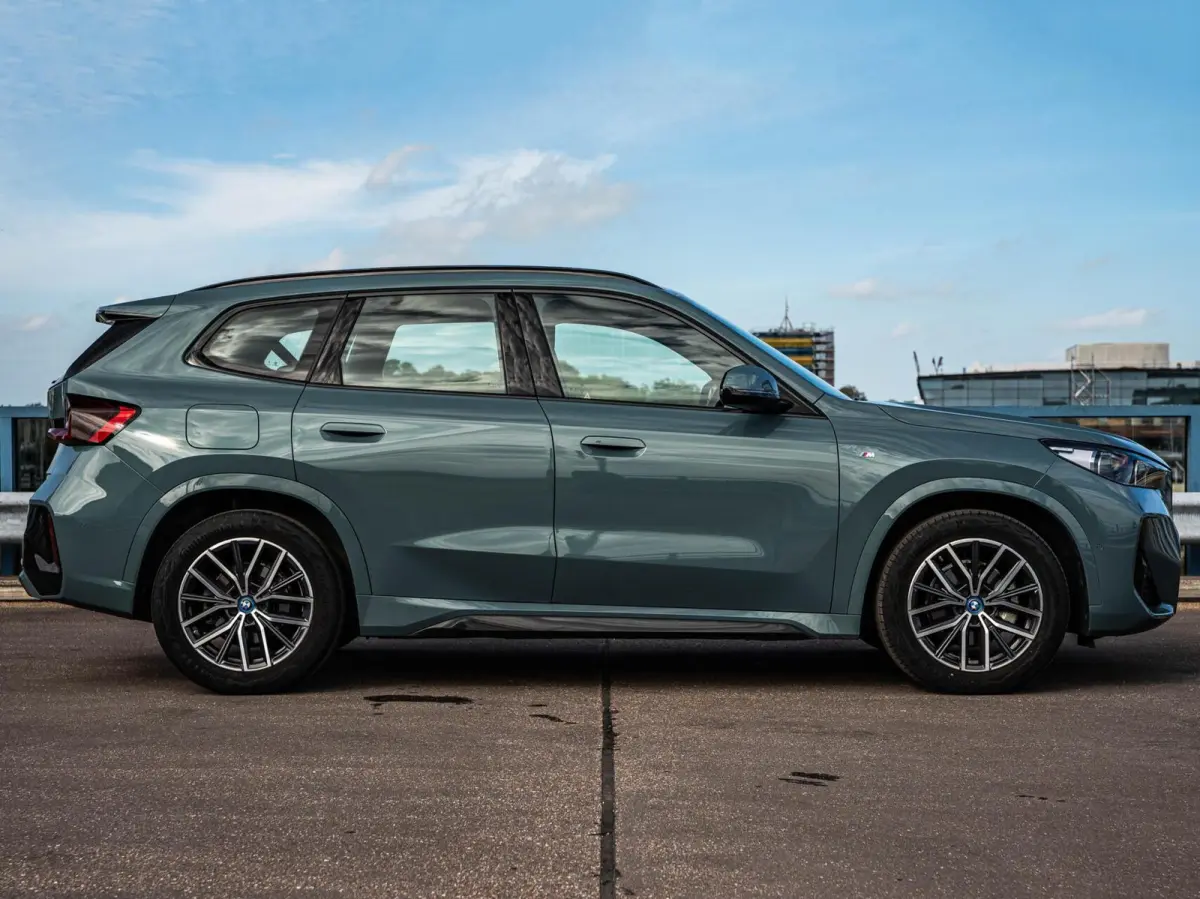 eDrive20 67 kWh M Sport | SOH 100% | Trekhaak | Harman/Kardon | Keyless | LED | Camera | Navigatie | 18"