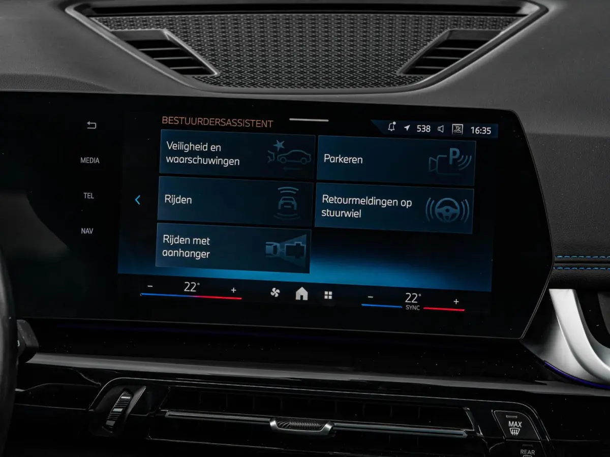 eDrive20 67 kWh M Sport | SOH 100% | Trekhaak | Harman/Kardon | Keyless | LED | Camera | Navigatie | 18"