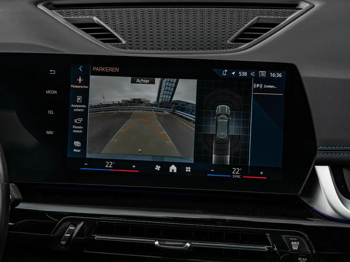 eDrive20 67 kWh M Sport | SOH 100% | Trekhaak | Harman/Kardon | Keyless | LED | Camera | Navigatie | 18"
