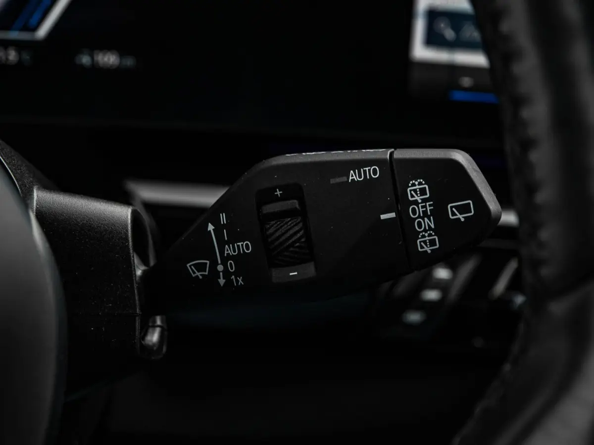 eDrive20 67 kWh M Sport | SOH 100% | Trekhaak | Harman/Kardon | Keyless | LED | Camera | Navigatie | 18"