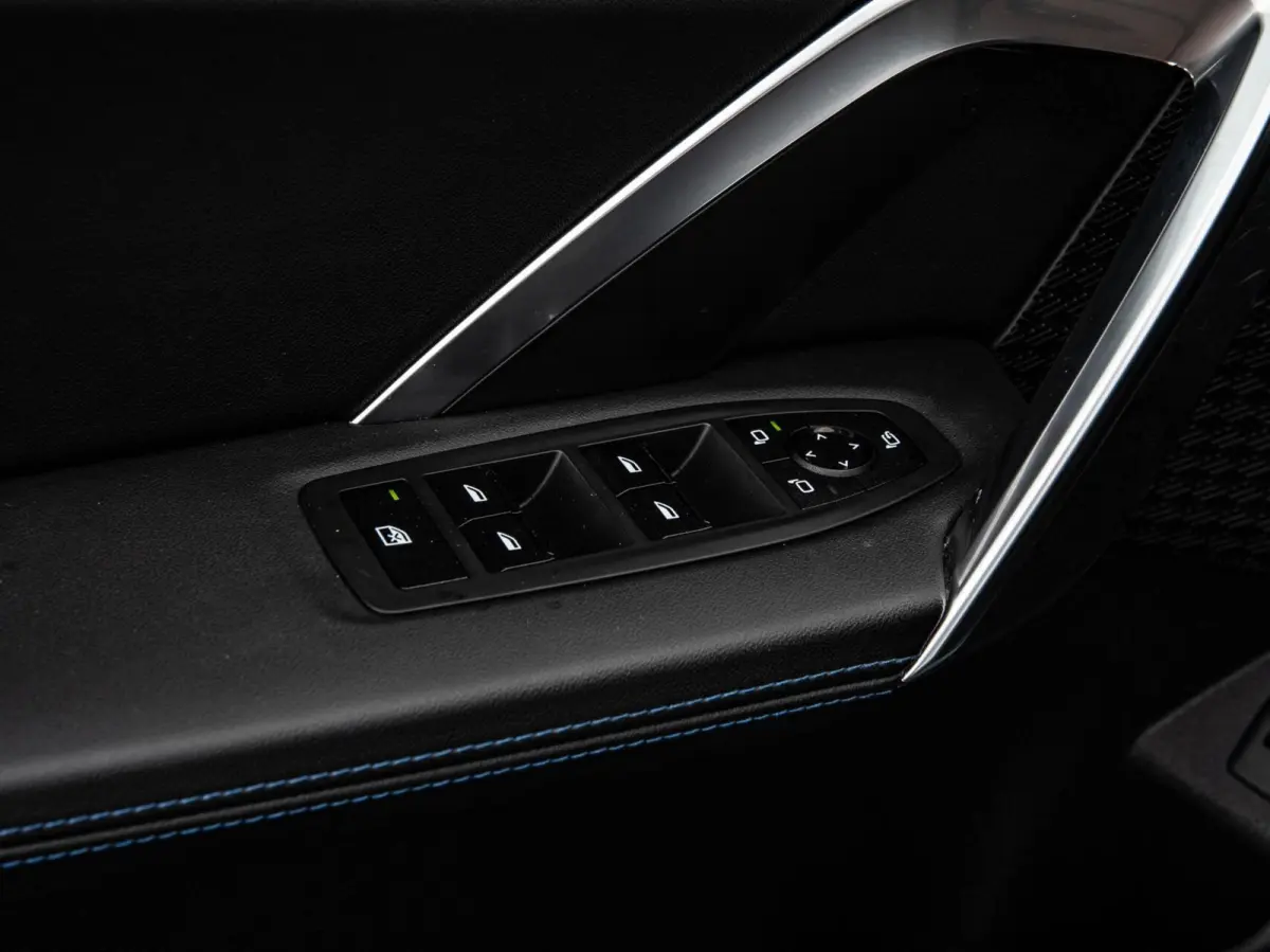 eDrive20 67 kWh M Sport | SOH 100% | Trekhaak | Harman/Kardon | Keyless | LED | Camera | Navigatie | 18"