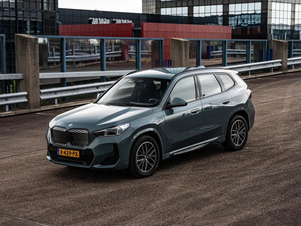 eDrive20 67 kWh M Sport | SOH 100% | Trekhaak | Harman/Kardon | Keyless | LED | Camera | Navigatie | 18"