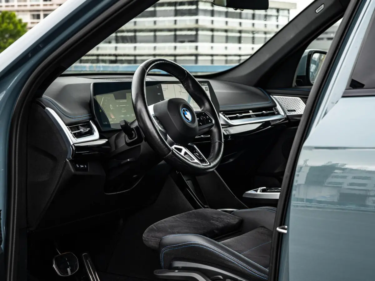eDrive20 67 kWh M Sport | SOH 100% | Trekhaak | Harman/Kardon | Keyless | LED | Camera | Navigatie | 18"