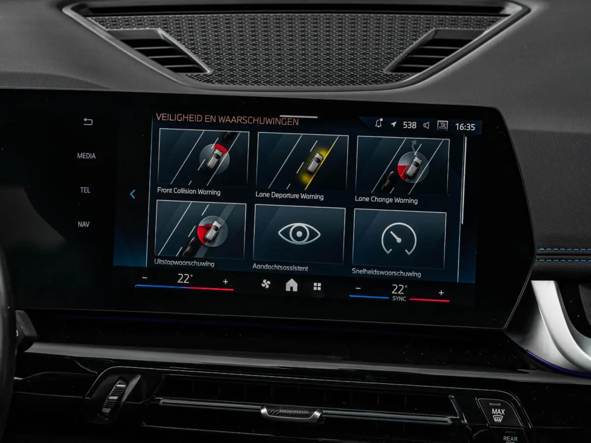 eDrive20 67 kWh M Sport | SOH 100% | Trekhaak | Harman/Kardon | Keyless | LED | Camera | Navigatie | 18"