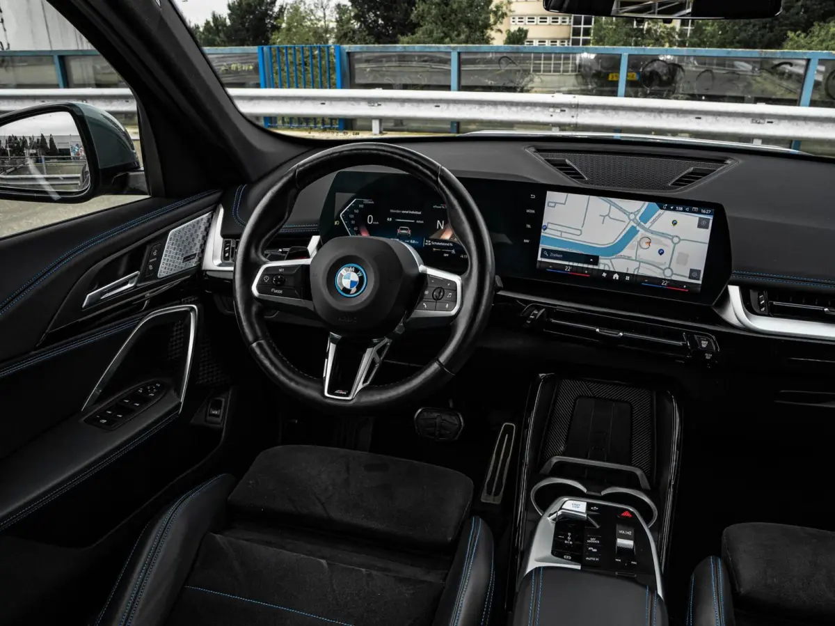 eDrive20 67 kWh M Sport | SOH 100% | Trekhaak | Harman/Kardon | Keyless | LED | Camera | Navigatie | 18"