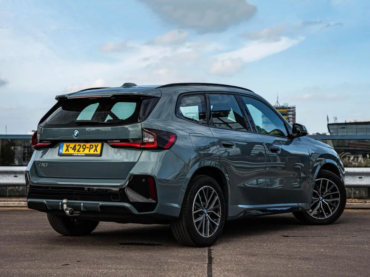 eDrive20 67 kWh M Sport | SOH 100% | Trekhaak | Harman/Kardon | Keyless | LED | Camera | Navigatie | 18"
