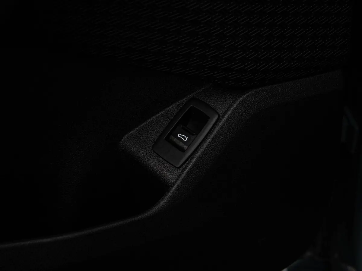 eDrive20 67 kWh M Sport | SOH 100% | Trekhaak | Harman/Kardon | Keyless | LED | Camera | Navigatie | 18"