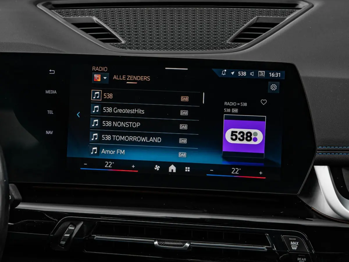 eDrive20 67 kWh M Sport | SOH 100% | Trekhaak | Harman/Kardon | Keyless | LED | Camera | Navigatie | 18"