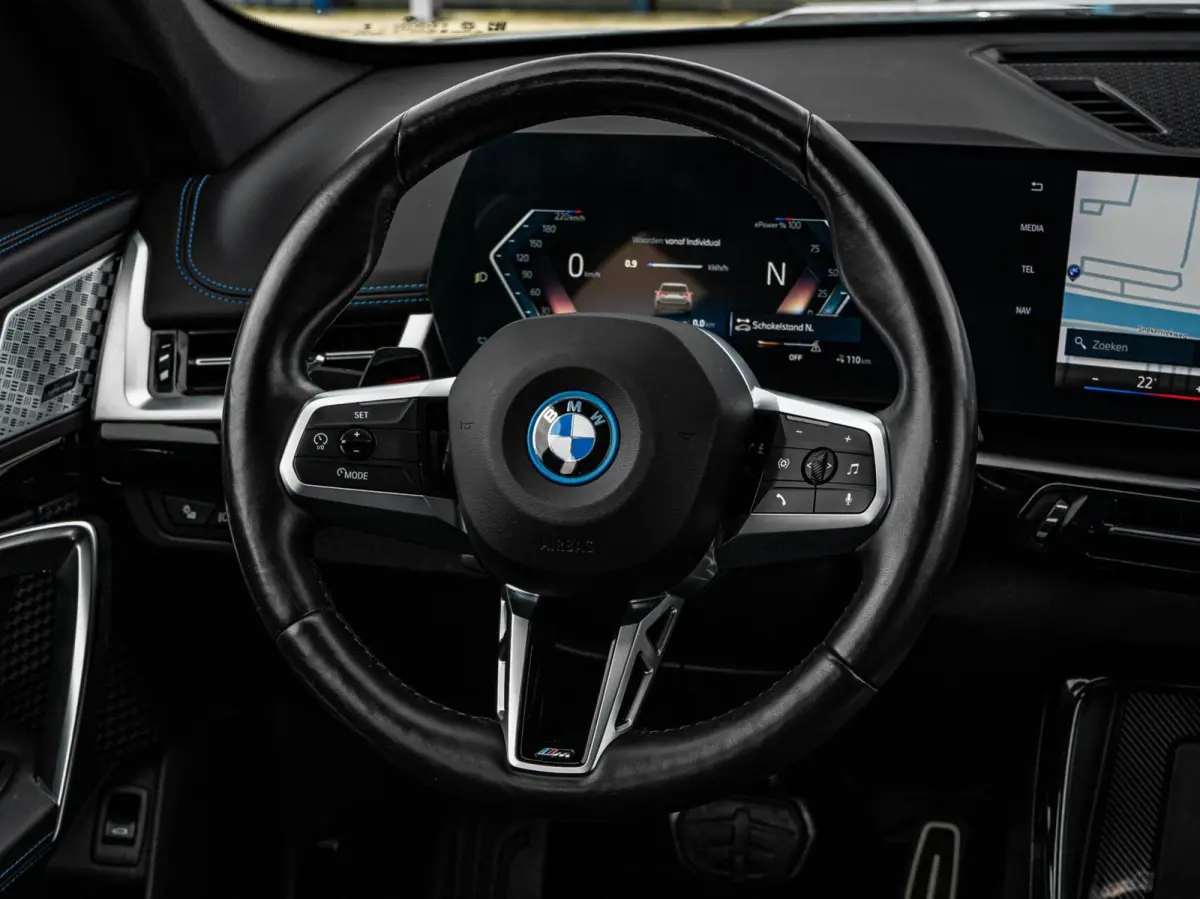 eDrive20 67 kWh M Sport | SOH 100% | Trekhaak | Harman/Kardon | Keyless | LED | Camera | Navigatie | 18"