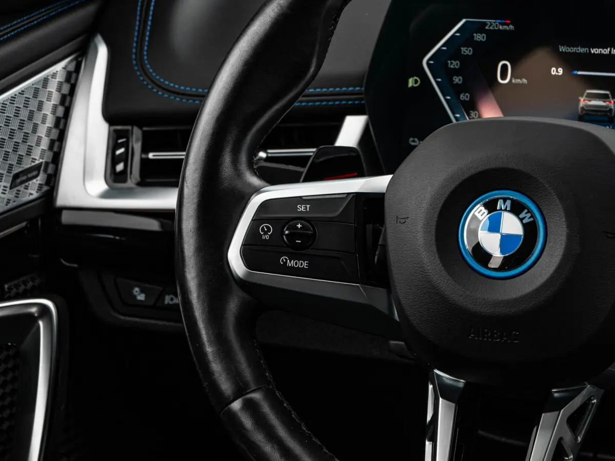 eDrive20 67 kWh M Sport | SOH 100% | Trekhaak | Harman/Kardon | Keyless | LED | Camera | Navigatie | 18"