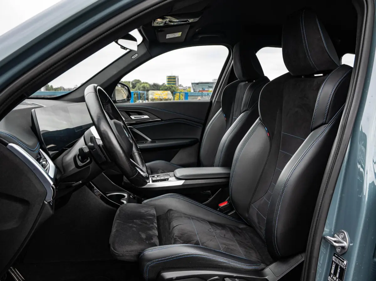 eDrive20 67 kWh M Sport | SOH 100% | Trekhaak | Harman/Kardon | Keyless | LED | Camera | Navigatie | 18"