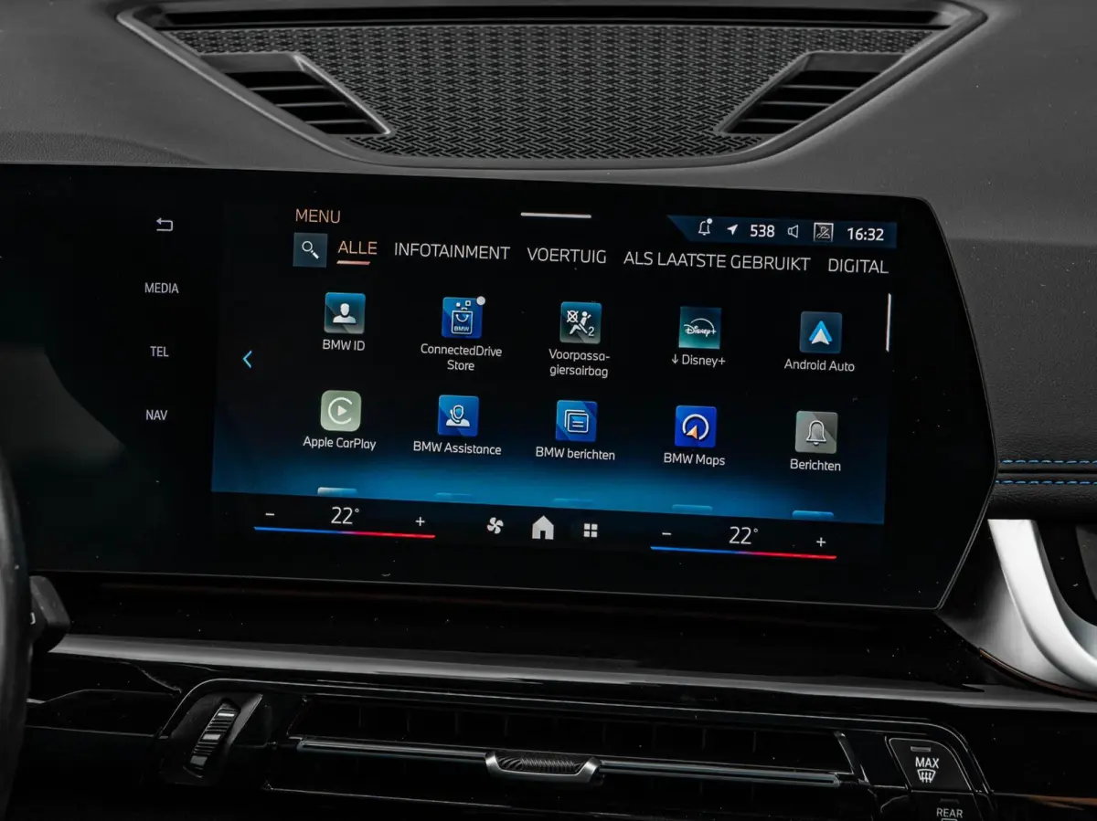 eDrive20 67 kWh M Sport | SOH 100% | Trekhaak | Harman/Kardon | Keyless | LED | Camera | Navigatie | 18"