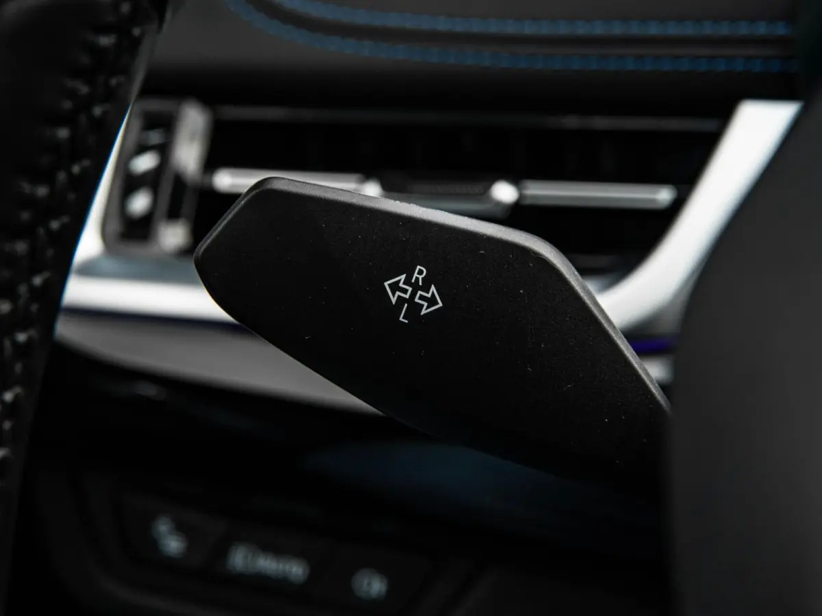eDrive20 67 kWh M Sport | SOH 100% | Trekhaak | Harman/Kardon | Keyless | LED | Camera | Navigatie | 18"