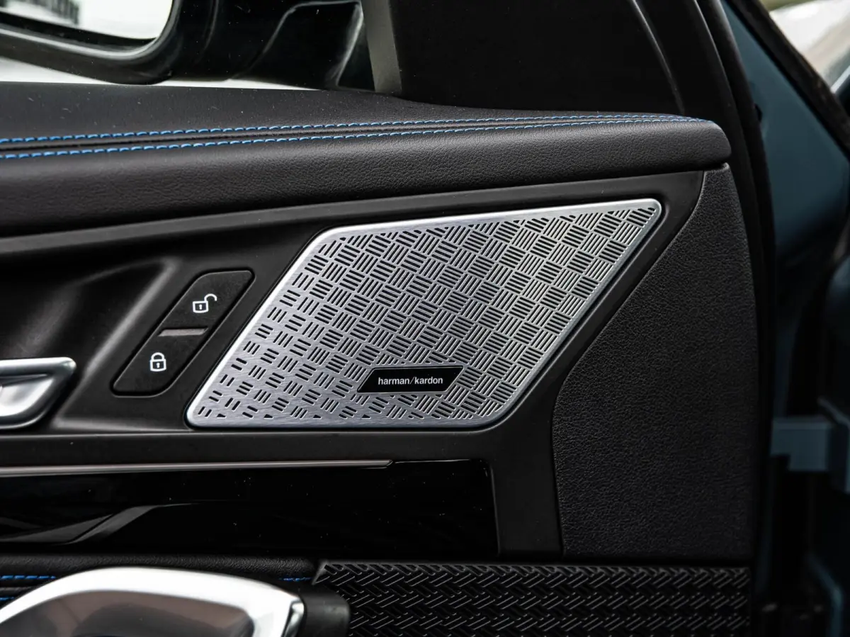 eDrive20 67 kWh M Sport | SOH 100% | Trekhaak | Harman/Kardon | Keyless | LED | Camera | Navigatie | 18"