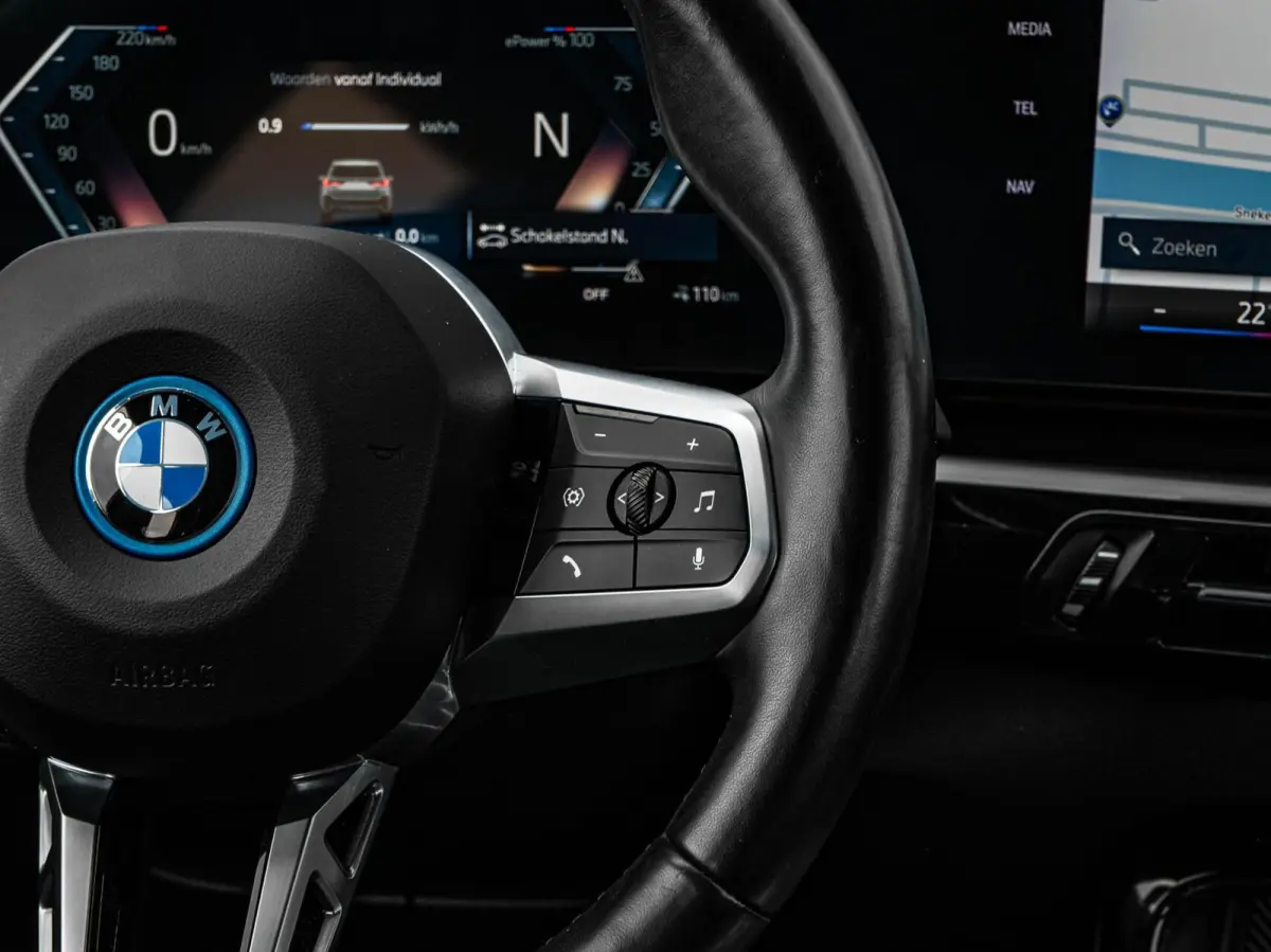 eDrive20 67 kWh M Sport | SOH 100% | Trekhaak | Harman/Kardon | Keyless | LED | Camera | Navigatie | 18"