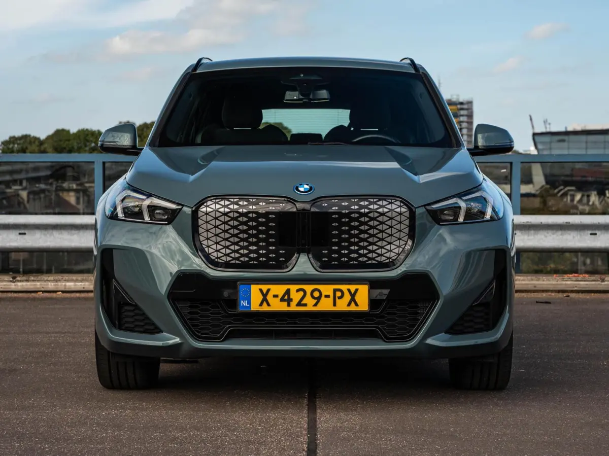 eDrive20 67 kWh M Sport | SOH 100% | Trekhaak | Harman/Kardon | Keyless | LED | Camera | Navigatie | 18"