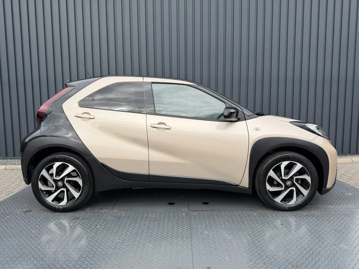 1.0 VVT-i S-CVT Envy / Bi tone | Brass Gold en zwart | 10 jr GARANTIE | Rijklaar!!
