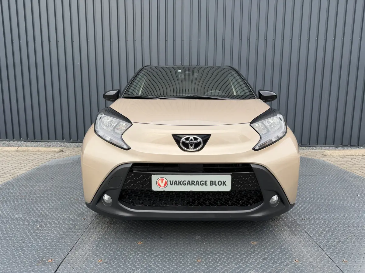 1.0 VVT-i S-CVT Envy / Bi tone | Brass Gold en zwart | 10 jr GARANTIE | Rijklaar!!