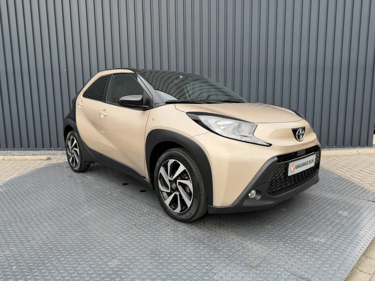 1.0 VVT-i S-CVT Envy / Bi tone | Brass Gold en zwart | 10 jr GARANTIE | Rijklaar!!