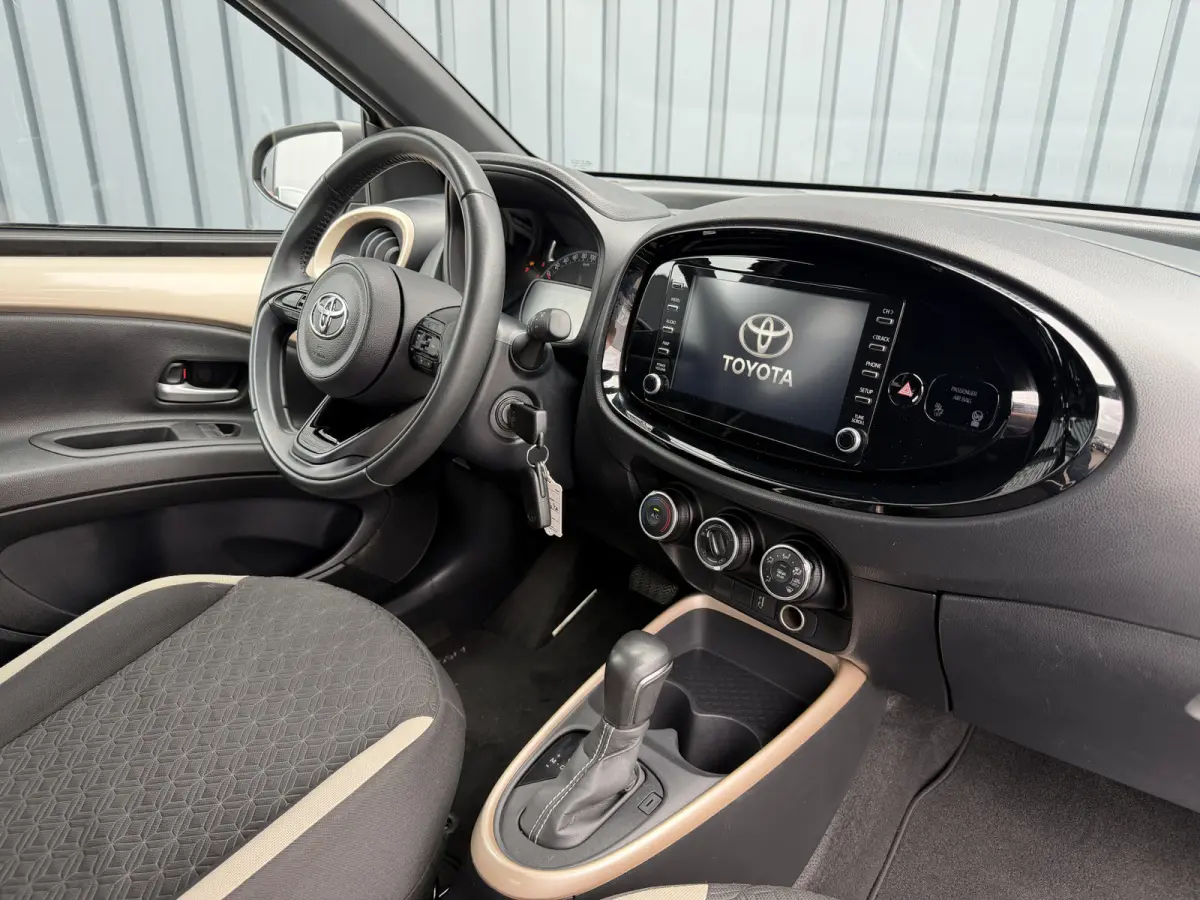1.0 VVT-i S-CVT Envy / Bi tone | Brass Gold en zwart | 10 jr GARANTIE | Rijklaar!!