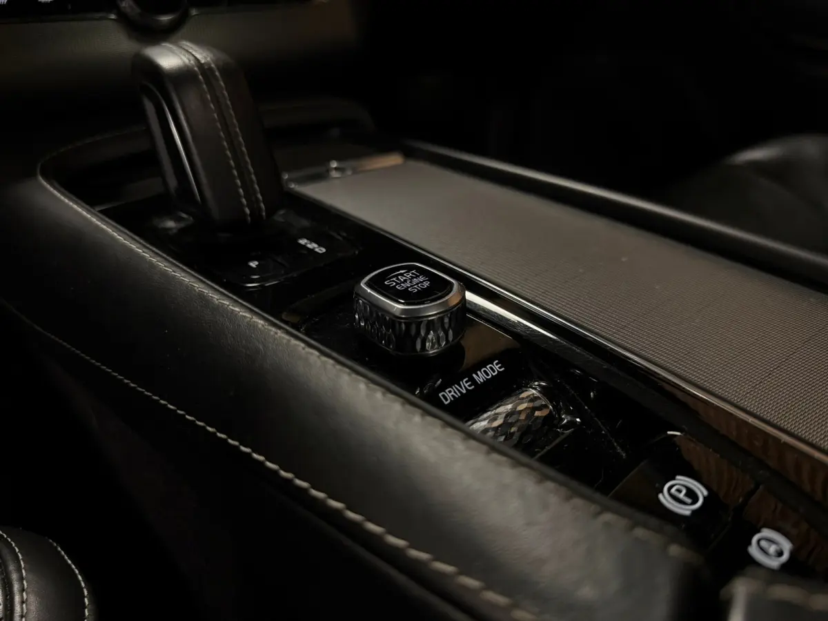 T8 AWD Recharge R-Design | Luchtvering | Trekhaak | 360 Camera | Harman Kardon | Schuifdak | Head-Up Display | Adaptieve Cruise Control | Stoel en Stuurwielverwarming | Pilot Assist | BLIS D