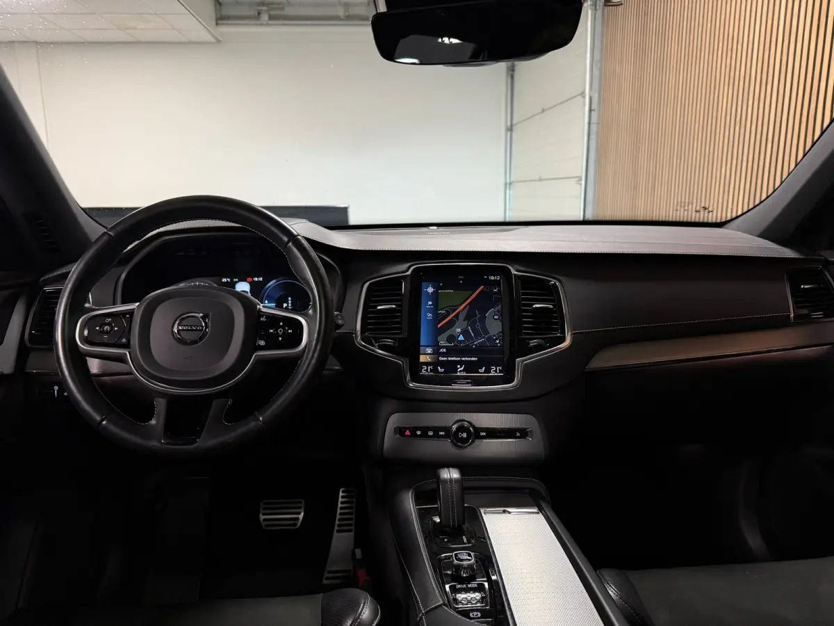 T8 AWD Recharge R-Design | Luchtvering | Trekhaak | 360 Camera | Harman Kardon | Schuifdak | Head-Up Display | Adaptieve Cruise Control | Stoel en Stuurwielverwarming | Pilot Assist | BLIS D