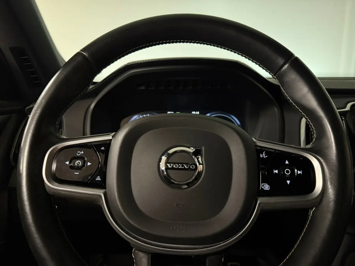 T8 AWD Recharge R-Design | Luchtvering | Trekhaak | 360 Camera | Harman Kardon | Schuifdak | Head-Up Display | Adaptieve Cruise Control | Stoel en Stuurwielverwarming | Pilot Assist | BLIS D