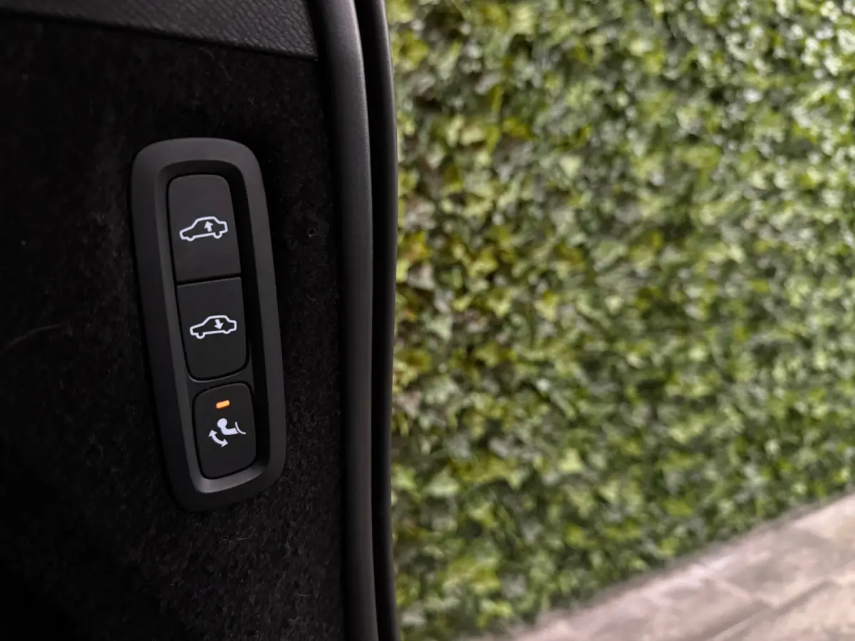 T8 AWD Recharge R-Design | Luchtvering | Trekhaak | 360 Camera | Harman Kardon | Schuifdak | Head-Up Display | Adaptieve Cruise Control | Stoel en Stuurwielverwarming | Pilot Assist | BLIS D