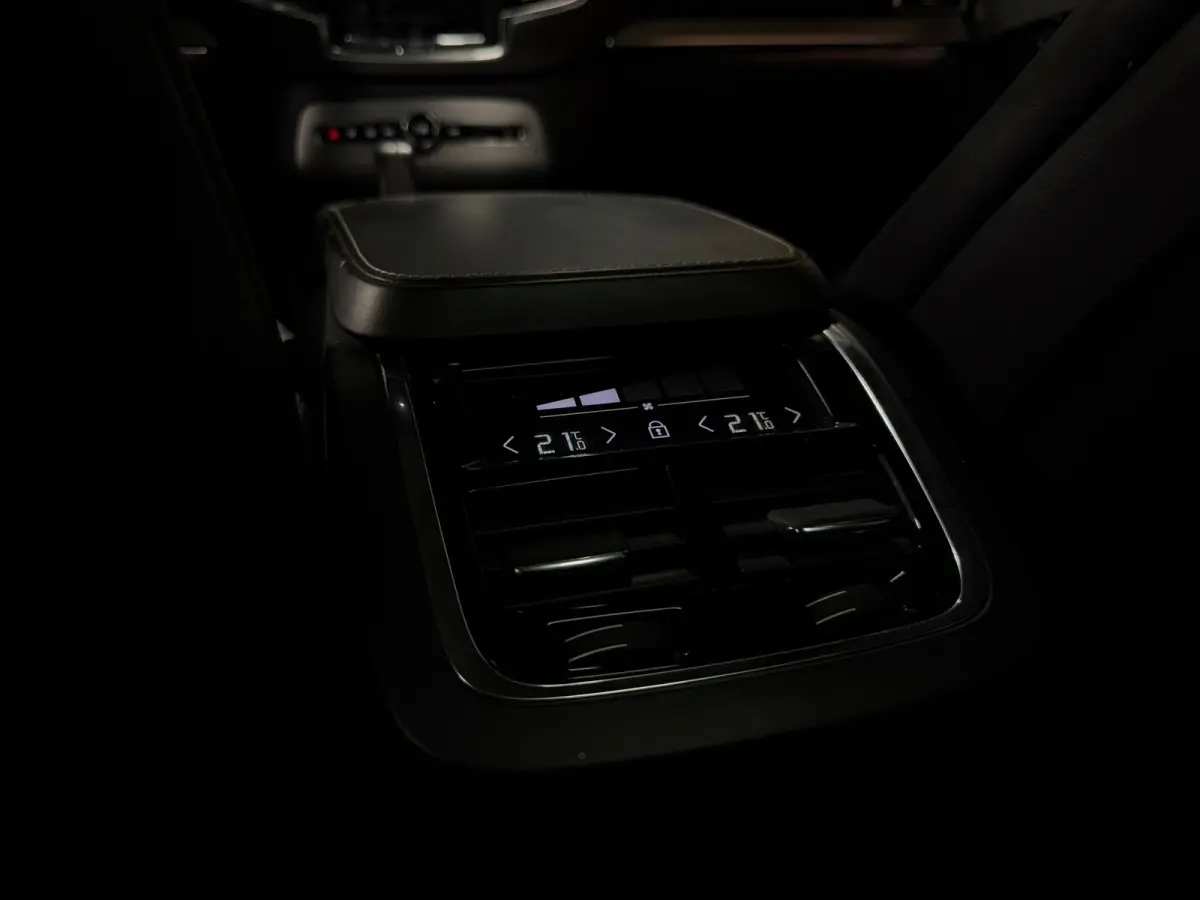 T8 AWD Recharge R-Design | Luchtvering | Trekhaak | 360 Camera | Harman Kardon | Schuifdak | Head-Up Display | Adaptieve Cruise Control | Stoel en Stuurwielverwarming | Pilot Assist | BLIS D