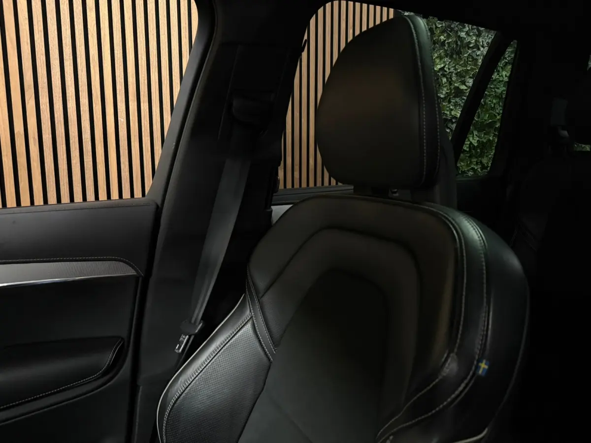 T8 AWD Recharge R-Design | Luchtvering | Trekhaak | 360 Camera | Harman Kardon | Schuifdak | Head-Up Display | Adaptieve Cruise Control | Stoel en Stuurwielverwarming | Pilot Assist | BLIS D