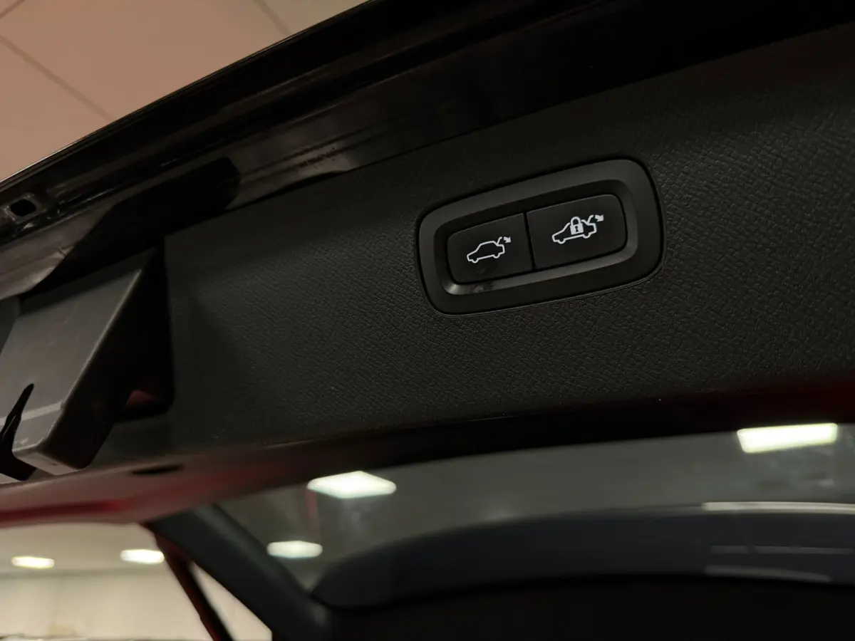 T8 AWD Recharge R-Design | Luchtvering | Trekhaak | 360 Camera | Harman Kardon | Schuifdak | Head-Up Display | Adaptieve Cruise Control | Stoel en Stuurwielverwarming | Pilot Assist | BLIS D