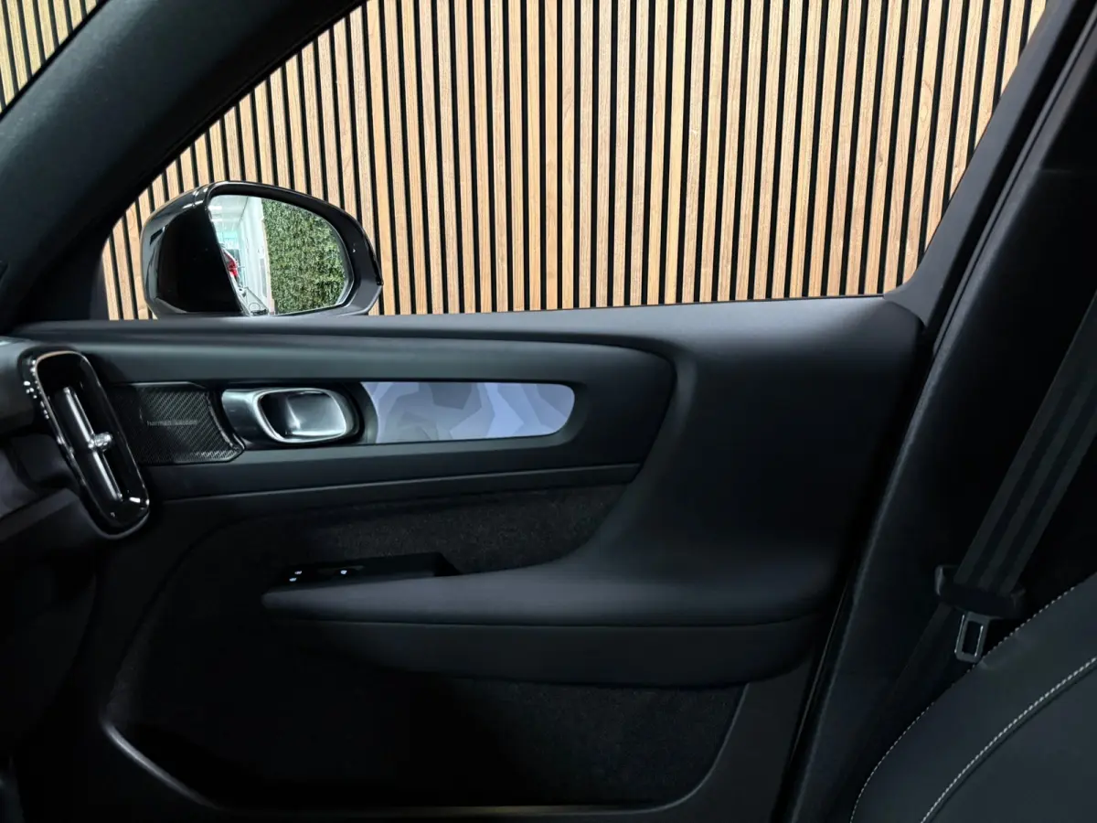 T5 Ultimate Dark | Trekhaak | Schuifdak | Harman Kardon | Parkeercamera | All Season banden | Adaptieve Cruise Control | Pilot Assist | BLIS Dode Hoek Detectie | Bestuurdersstoel elektrisch 