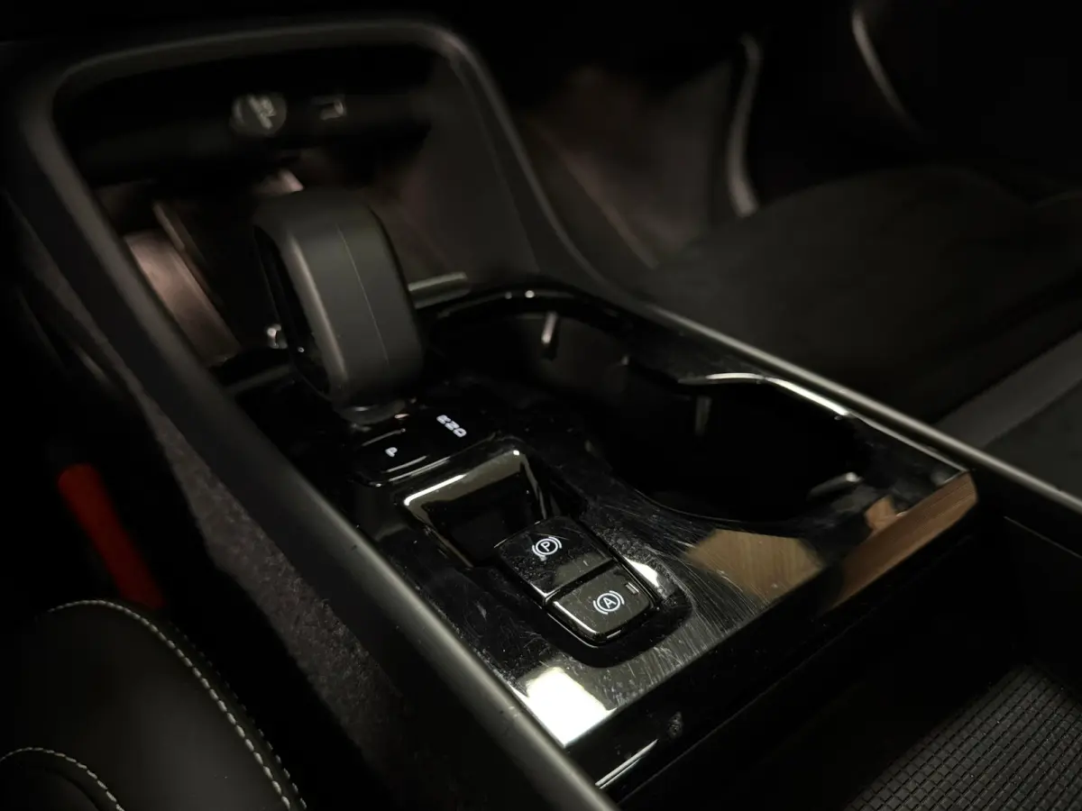 T5 Ultimate Dark | Trekhaak | Schuifdak | Harman Kardon | Parkeercamera | All Season banden | Adaptieve Cruise Control | Pilot Assist | BLIS Dode Hoek Detectie | Bestuurdersstoel elektrisch 
