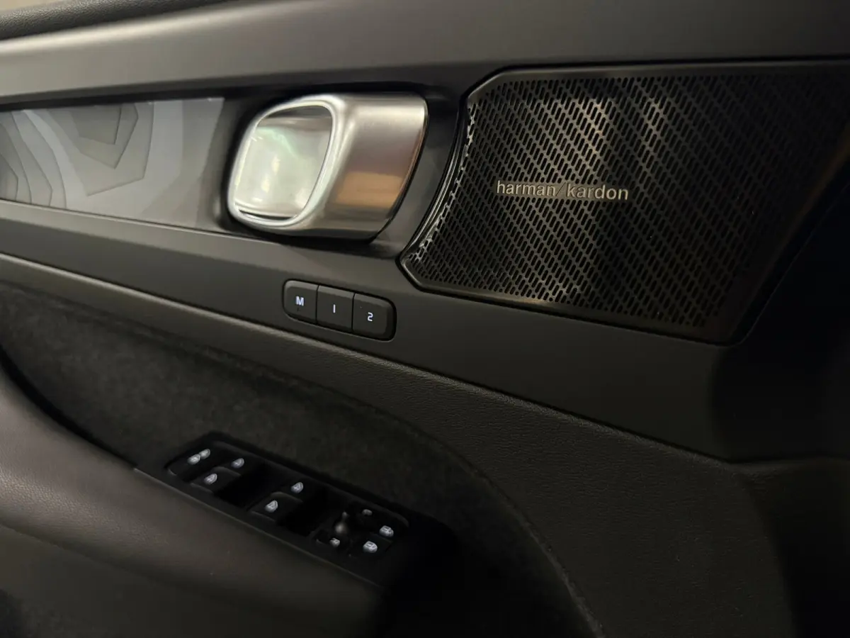T5 Ultimate Dark | Trekhaak | Schuifdak | Harman Kardon | Parkeercamera | All Season banden | Adaptieve Cruise Control | Pilot Assist | BLIS Dode Hoek Detectie | Bestuurdersstoel elektrisch 