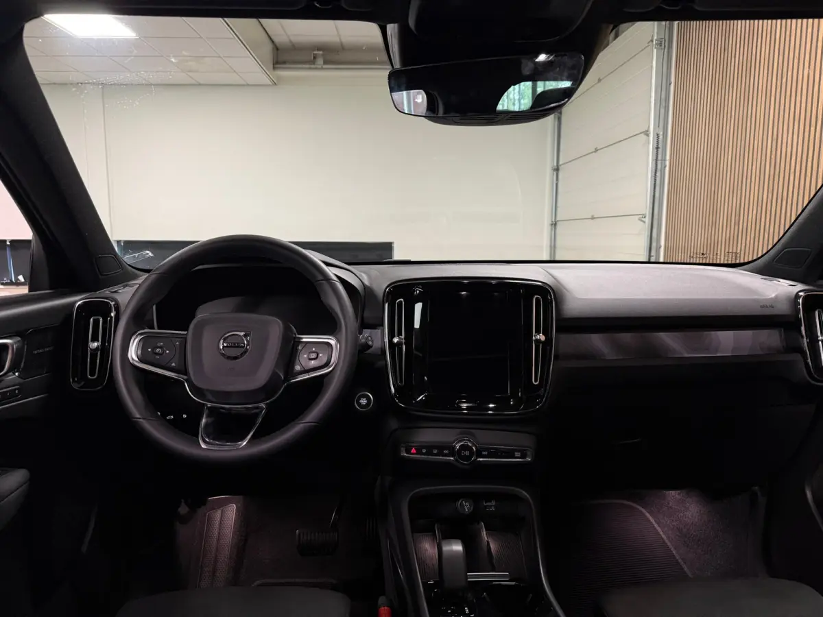 T5 Ultimate Dark | Trekhaak | Schuifdak | Harman Kardon | Parkeercamera | All Season banden | Adaptieve Cruise Control | Pilot Assist | BLIS Dode Hoek Detectie | Bestuurdersstoel elektrisch 