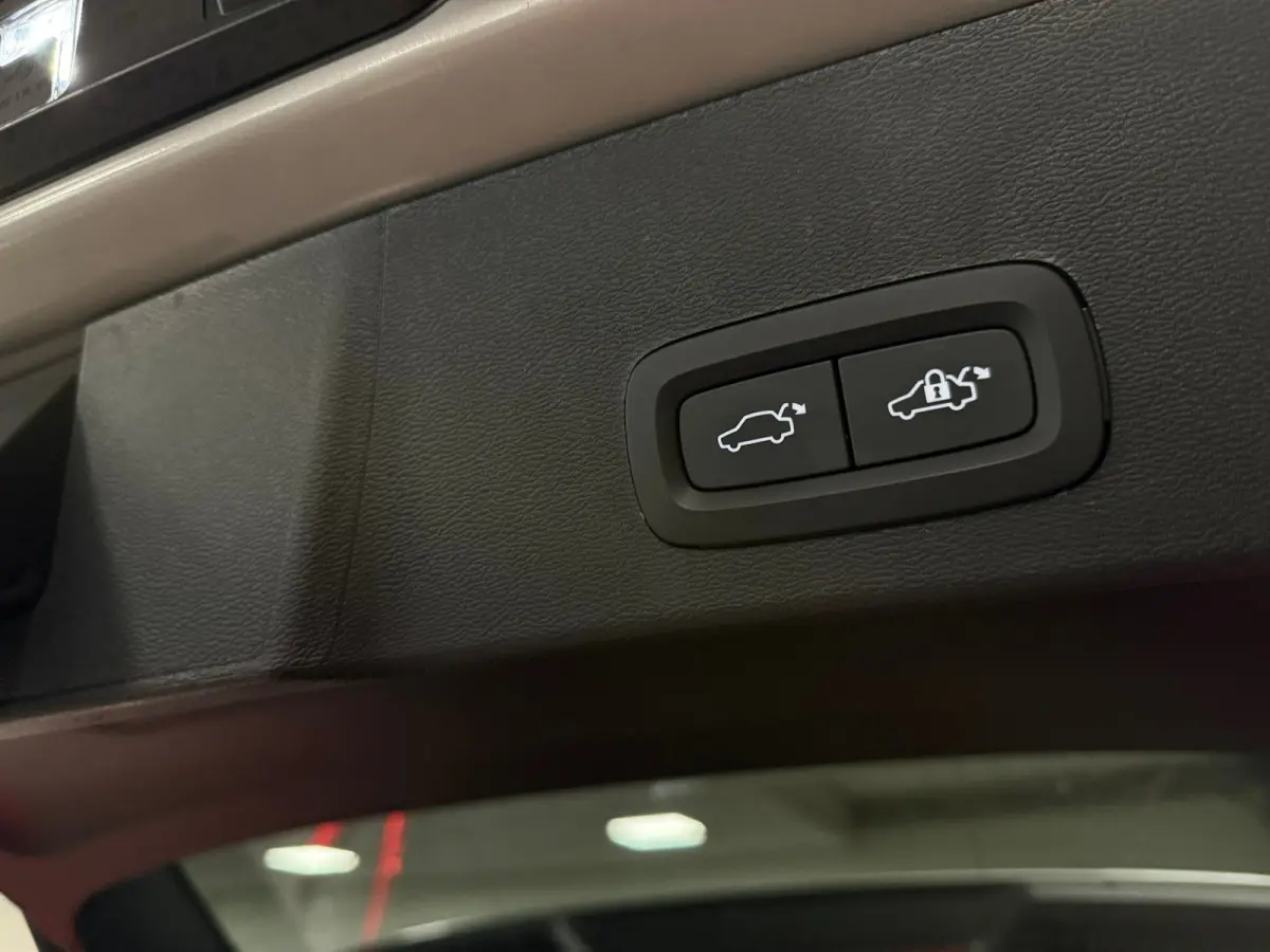 T5 Ultimate Dark | Trekhaak | Schuifdak | Harman Kardon | Parkeercamera | All Season banden | Adaptieve Cruise Control | Pilot Assist | BLIS Dode Hoek Detectie | Bestuurdersstoel elektrisch 