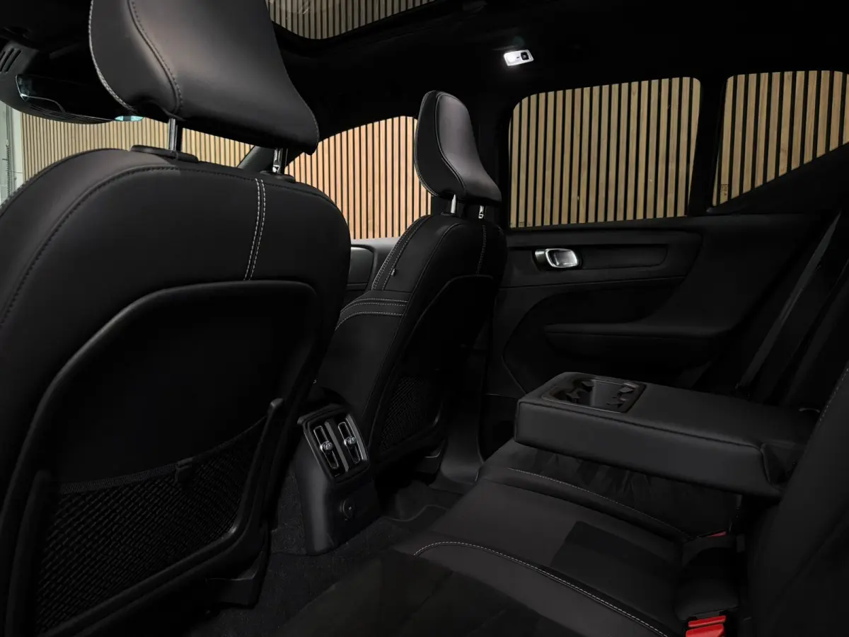 T5 Ultimate Dark | Trekhaak | Schuifdak | Harman Kardon | Parkeercamera | All Season banden | Adaptieve Cruise Control | Pilot Assist | BLIS Dode Hoek Detectie | Bestuurdersstoel elektrisch 