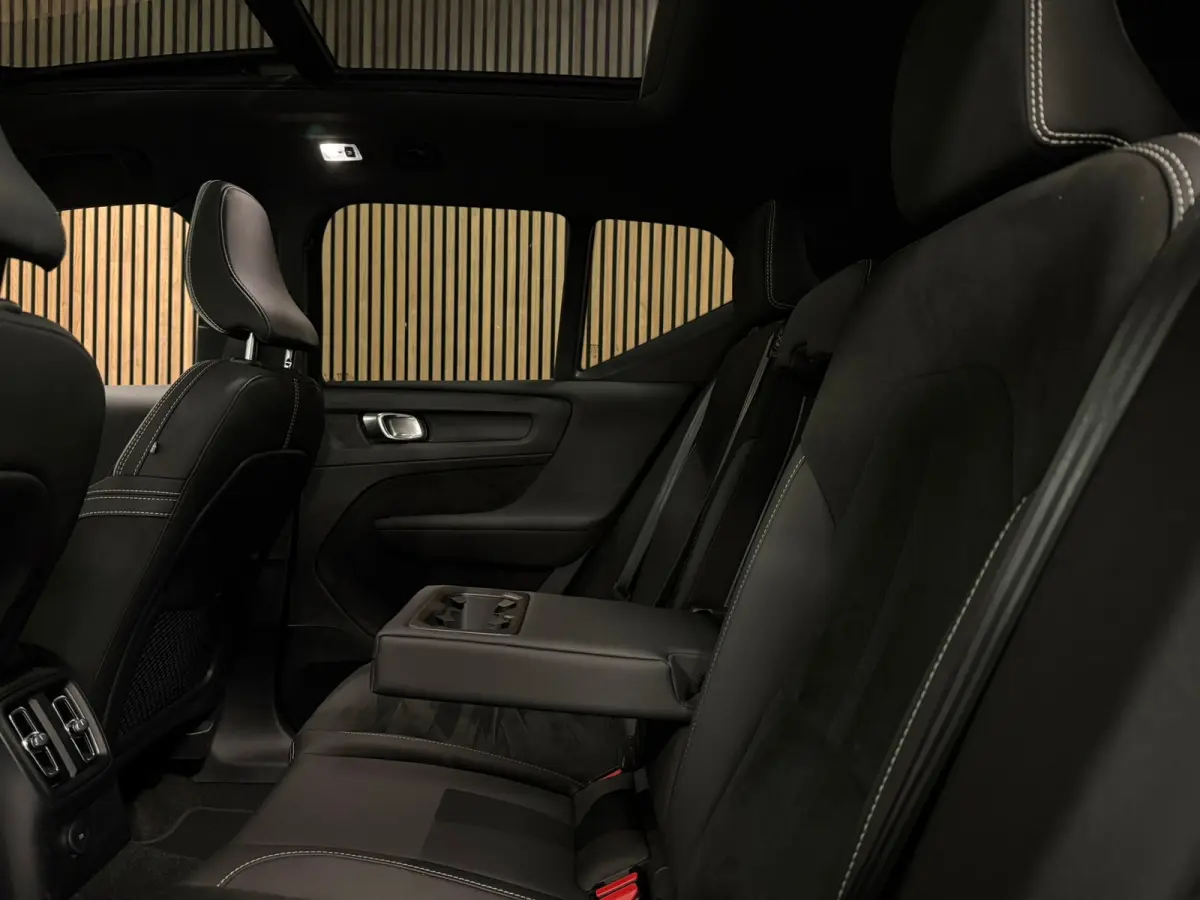 T5 Ultimate Dark | Trekhaak | Schuifdak | Harman Kardon | Parkeercamera | All Season banden | Adaptieve Cruise Control | Pilot Assist | BLIS Dode Hoek Detectie | Bestuurdersstoel elektrisch 