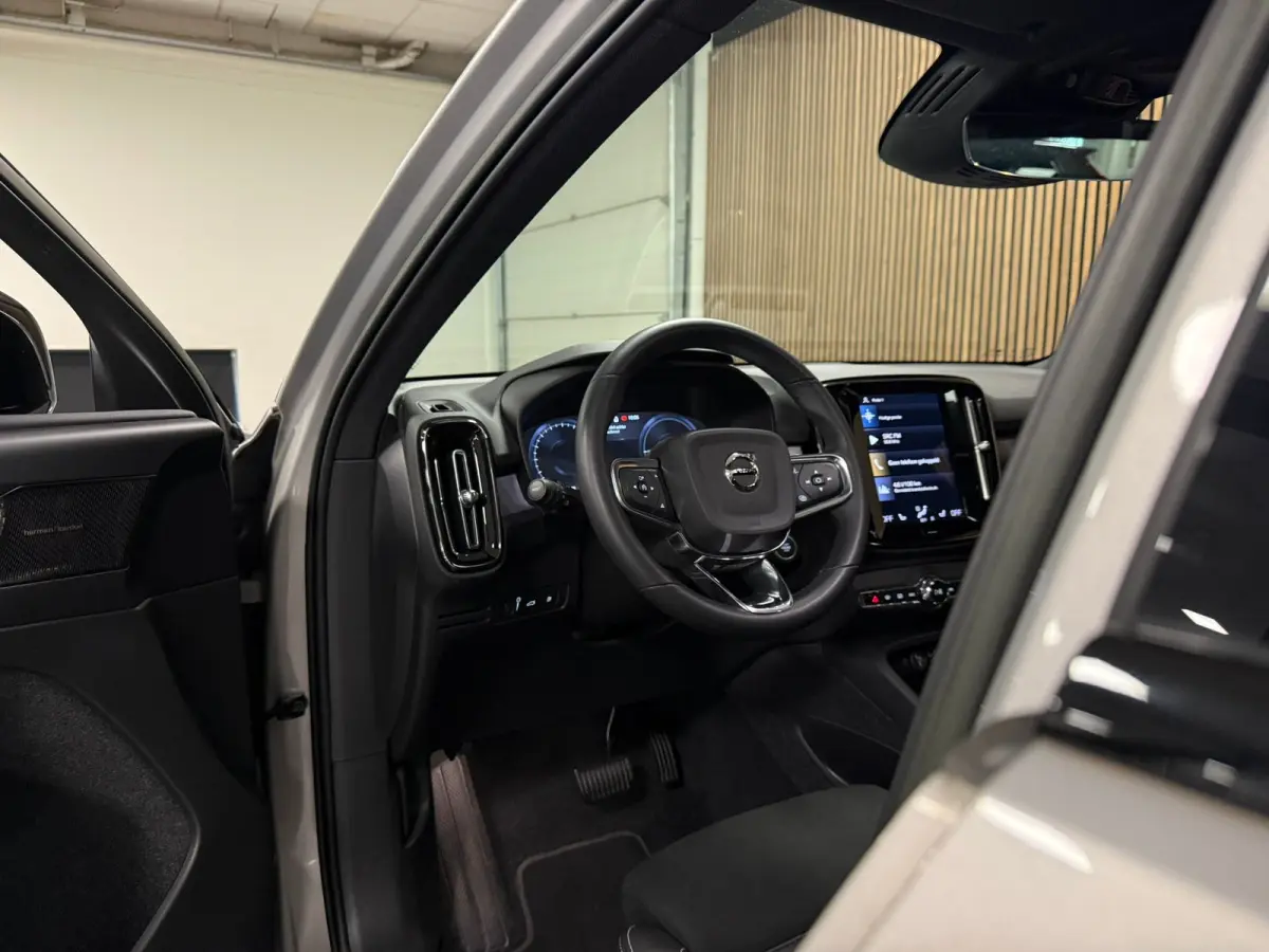 T5 Ultimate Dark | Trekhaak | Schuifdak | Harman Kardon | Parkeercamera | All Season banden | Adaptieve Cruise Control | Pilot Assist | BLIS Dode Hoek Detectie | Bestuurdersstoel elektrisch 