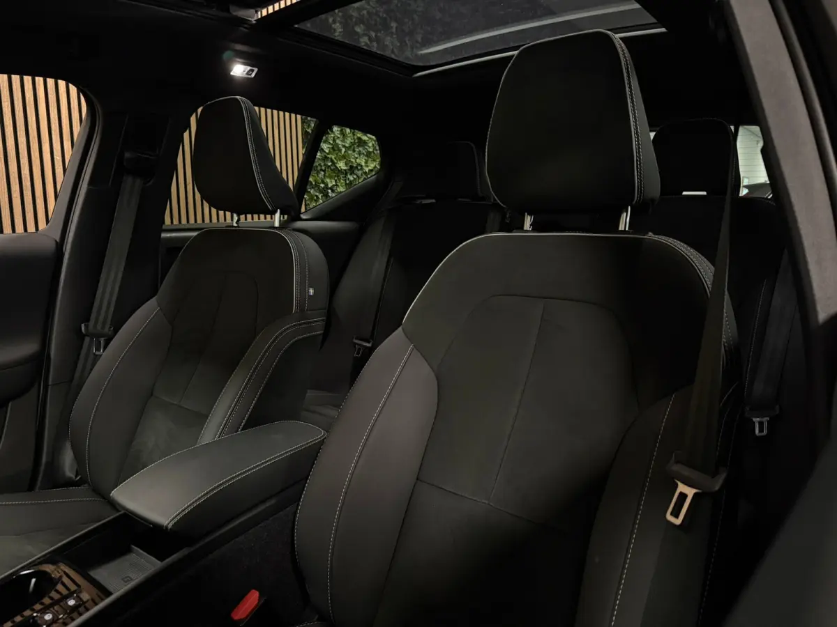 T5 Ultimate Dark | Trekhaak | Schuifdak | Harman Kardon | Parkeercamera | All Season banden | Adaptieve Cruise Control | Pilot Assist | BLIS Dode Hoek Detectie | Bestuurdersstoel elektrisch 